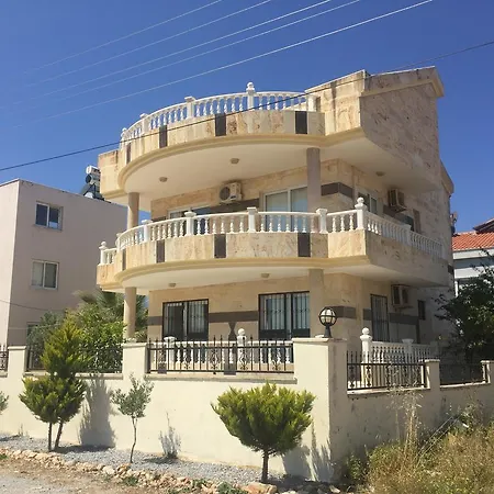 With Private Pool In Altinkum District וילה